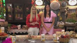 Amanda Lecciso raggiunge la sorella Loredana alle prese con le orecchiette thumbnail