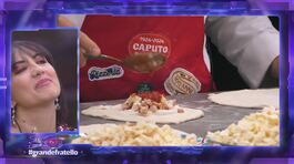 Un campione del mondo ha preparato la pizza fritta per gli inquilini thumbnail