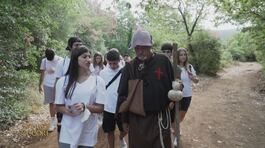 Il viaggio di una classe di liceali in pellegrinaggio sulla Via Francigena thumbnail