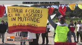 I commercianti ancora in piazza thumbnail