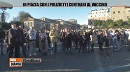 In piazza con i poliziotti contrari al vaccino thumbnail