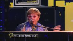 La leggenda Elton John canta "Crocodile Rock"