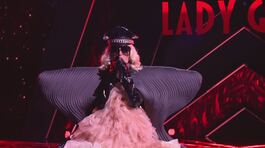 Showdown | Lady Gaga canta "Alejandro" thumbnail