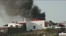 Incendio a Panarea, paura e danni nella terrazza dei vip thumbnail