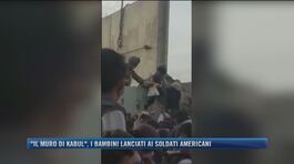 "Il muro di Kabul", i bambini lanciati ai soldati americani thumbnail