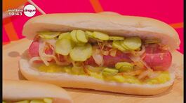 Hot dog con sedano e cetriolini thumbnail