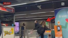 In metro senza biglietto, l'esperimento di Striscia a Milano thumbnail