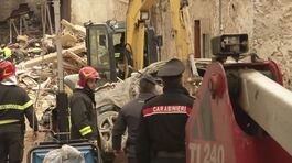 Afragola, crolla un palazzo thumbnail