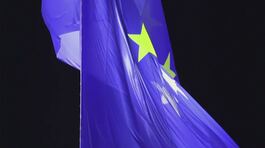 Macron ammaina la bandiera UE thumbnail