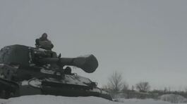 Bombe sul Donbass, civili in fuga thumbnail