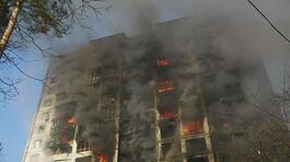 Bombe sulle case, ma Kiev resiste thumbnail