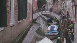 Gondole in secca a Venezia thumbnail