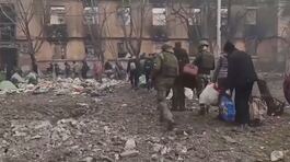 Mariupol ai russi, civili in fuga thumbnail