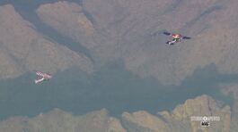 Un'impresa incredibile di due piloti della Red Bull Air Force thumbnail