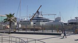 L'Italia blocca lo yacht a Marina di Carrara thumbnail