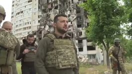 Zelensky al fronte tra i soldati thumbnail