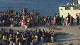 Lampedusa, l'assalto continua thumbnail