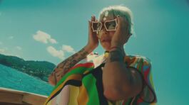 Malika Ayane omaggia gli anni 60, campionato di eroi thumbnail