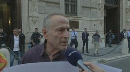 Bollette bruciate in piazza thumbnail