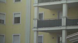 Barricato in casa col figlio thumbnail
