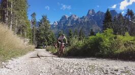 In montagna in sella ad una mountain bike thumbnail