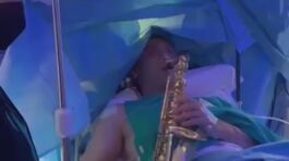 Operato mentre suona il sax thumbnail