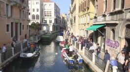 Gondolieri sub ripuliscono Venezia thumbnail