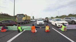 Gli attivisti paralizzano Roma thumbnail