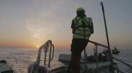 Migranti, braccio di ferro in mare thumbnail