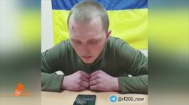 I soldati russi prigionieri al telefono con le mamme thumbnail