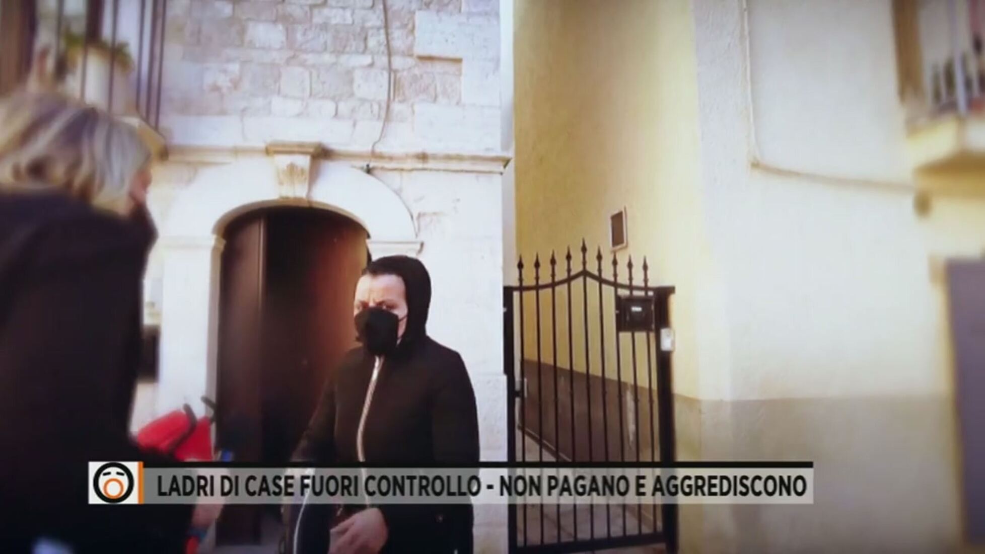 Fuori dal coro: Ladri di case fuori controllo - Non pagano e aggrediscono  Video | Mediaset Infinity