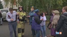 Russia, entra a scuola e fa strage di bambini thumbnail