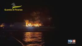 Traghetto in fiamme, un inferno e dispersi thumbnail