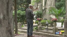 Preghiere per i defunti nei cimiteri fatiscenti thumbnail