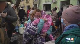 Ospedale bombardato, bimbi sotto le macerie thumbnail