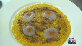 Gusto verde: Risotto con succo di carota, polvere di finferli e carpaccio di capasanta thumbnail