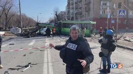 Bombe e vittime a Kiev, massacro a Mariupol thumbnail