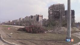 Mariupol non si arrende. Kiev, bombe e coprifuoco thumbnail