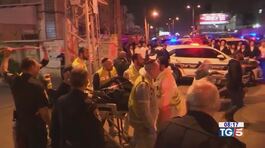 Israele, cinque morti in attacco terroristico thumbnail