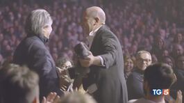 Checco Zalone imita Riccardo Muti ma non sa che è seduto in platea thumbnail
