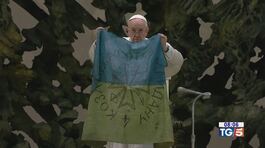 I crimini di Bucha. Il Papa e la bandiera thumbnail
