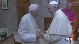 Benedetto XVI sereno "Prega per il mondo" thumbnail