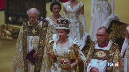 Elizabeth: donna, regina dalla tempra di acciaio thumbnail