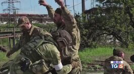 I militari di Azov in cambio dell'oligarca thumbnail