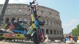 Monopattini, stop a sosta selvaggia thumbnail