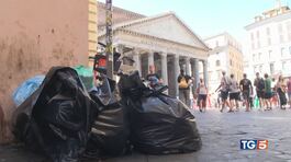 Roma colma di rifiuti se questo è decoro! thumbnail