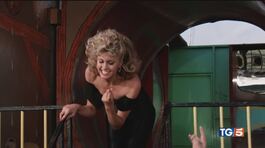 Addio a Olivia star di Grease thumbnail