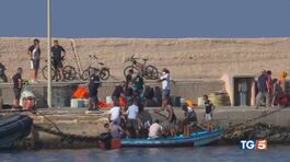 Sbarchi senza sosta, record a Lampedusa thumbnail