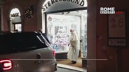 Il Papa in visita in un negozio di dischi thumbnail