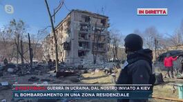 Guerra in Ucraina, in un quartiere tra le case bombardate thumbnail